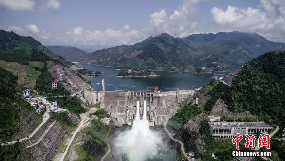7月26日，廣西境內(nèi)最大水電站——龍灘水電站調(diào)峰棄水。由于用電乏力，紅水河沿線九級(jí)電站全線調(diào)峰棄水