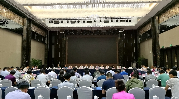 7月25日、27日，西北能源監(jiān)管局分別在青海西寧、寧夏銀川組織召開(kāi)了青海、寧夏電網(wǎng)2017年上半年廠網(wǎng)聯(lián)席會(huì)議，國(guó)網(wǎng)青海省、寧夏電力公司、青海、寧夏各發(fā)電集團(tuán)及統(tǒng)調(diào)發(fā)電企業(yè)負(fù)責(zé)人參會(huì)，兩?。▍^(qū)）發(fā)展改革委、環(huán)保廳、物價(jià)局、能源局有關(guān)負(fù)責(zé)同志應(yīng)邀出席會(huì)議。西北能源監(jiān)管局黨組書(shū)記、局長(zhǎng)黃少中出席會(huì)議并講話(huà)