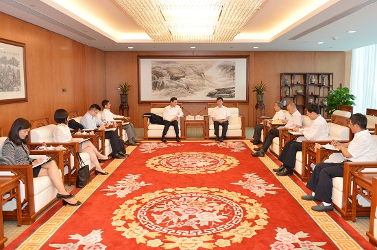 7月20日，中國華能集團公司董事長、黨組書記曹培璽在集團公司總部會見了香港金融管理局總裁陳德霖一行，雙方就國際金融市場發(fā)展、加強合作、積極參與“一帶一路”建設等進行了深入交流。曹培璽對陳德霖一行的來訪表示歡迎，對香港金管局多年來給予華能的大力支持表示感謝，并簡要介紹了華能的基本情況以及金融產(chǎn)業(yè)布局、“走出去”戰(zhàn)略實施情況