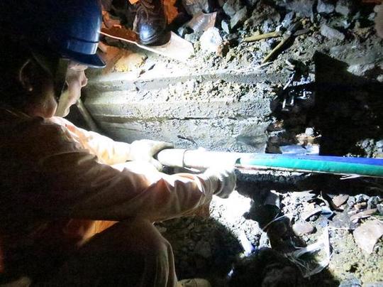 受臺風外圍下沉氣流影響，廣東酷熱天氣持續(xù)，近兩日東莞最高氣溫也逼近40度，全市用電負荷激增。東莞部分鎮(zhèn)街的個別區(qū)域出現(xiàn)電力設備超負荷運行導致跳閘停電的情況