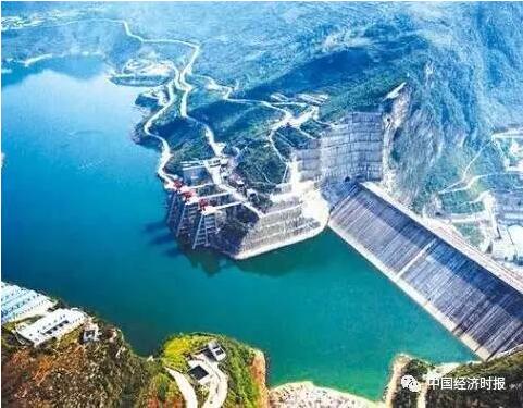 全球在建規(guī)模最大的水電工程白鶴灘水電站將全面開(kāi)工建設(shè)。中國(guó)長(zhǎng)江三峽集團(tuán)副總經(jīng)理樊啟祥在接受中國(guó)經(jīng)濟(jì)時(shí)報(bào)記者采訪時(shí)表示，開(kāi)發(fā)建設(shè)白鶴灘水電站工程符合國(guó)家重大戰(zhàn)略，白鶴灘水電站綜合技術(shù)難度冠絕全球，凝聚了世界水電發(fā)展的頂尖成果