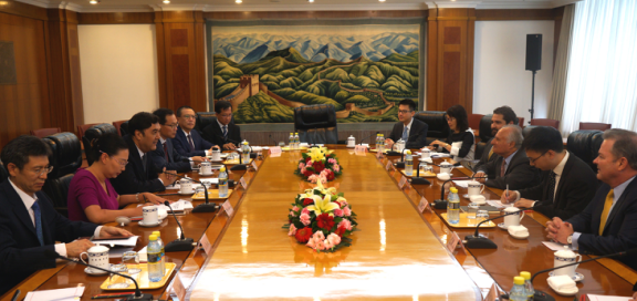 7月27日，國(guó)家發(fā)展改革委副主任、國(guó)家能源局局長(zhǎng)努爾˙白克力在北京會(huì)見(jiàn)香港中電集團(tuán)董事局主席米高˙嘉道理爵士，雙方就“十三五”期間深化在核電、新能源等領(lǐng)域合作深入交換了意見(jiàn)。

  
  原標(biāo)題:努爾?白克力會(huì)見(jiàn)香港中電集團(tuán)董事局主席
  