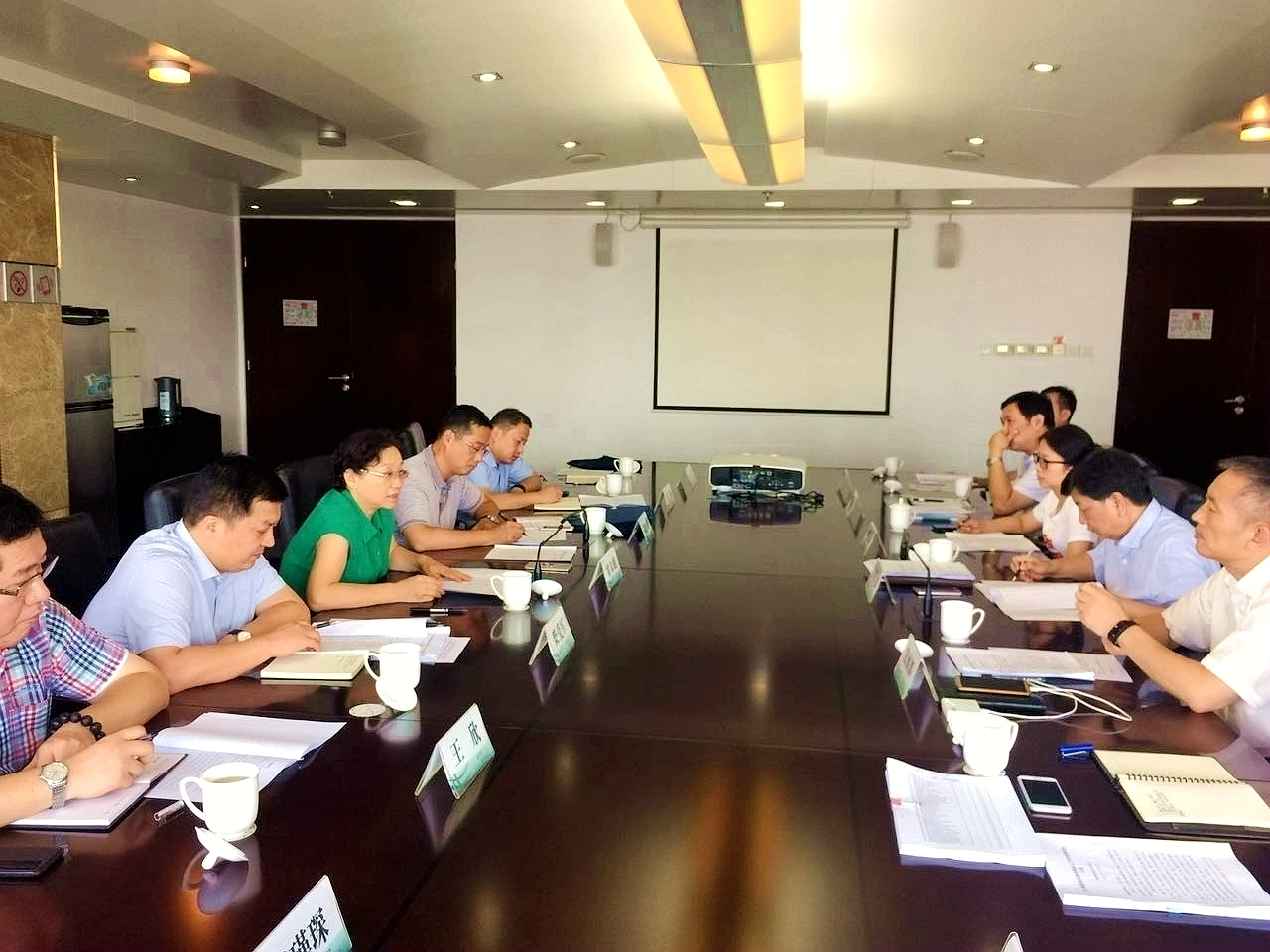  為了解掌握新能源并網(wǎng)接入情況，進(jìn)一步規(guī)范市場(chǎng)秩序，促進(jìn)新能源健康有序發(fā)展，2017年7月21日，西北能源監(jiān)管局黨組成員、巡視員雷金娥一行到國(guó)網(wǎng)陜西省電力公司就新能源發(fā)展及并網(wǎng)接入情況、電網(wǎng)企業(yè)落實(shí)新能源并網(wǎng)接入有關(guān)政策情況等開(kāi)展專項(xiàng)監(jiān)管工作。工作組聽(tīng)取了陜西省電力公司關(guān)于新能源并網(wǎng)接入工作實(shí)施情況的匯報(bào)，通報(bào)了新能源并網(wǎng)接入工作中存在的問(wèn)題，查閱了新能源項(xiàng)目并網(wǎng)接入資料，核實(shí)了2016年以來(lái)新能源補(bǔ)貼收支等情況