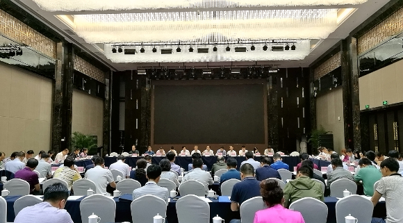 7月25日、27日，西北能源監(jiān)管局分別在青海西寧、寧夏銀川組織召開了青海、寧夏電網(wǎng)2017年上半年廠網(wǎng)聯(lián)席會議，國網(wǎng)青海省、寧夏電力公司、青海、寧夏各發(fā)電集團(tuán)及統(tǒng)調(diào)發(fā)電企業(yè)負(fù)責(zé)人參會，兩省(區(qū))發(fā)展改革委、環(huán)保廳、物價局、能源局有關(guān)負(fù)責(zé)同志應(yīng)邀出席會議。西北能源監(jiān)管局黨組書記、局長黃少中出席會議并講話