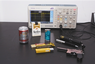 口香糖、圓珠筆造型惡作劇玩具流行校園;8種樣品電壓均超國標(biāo)，帶電體裸露有觸電隱患。昨日，中國家用電器研究院實驗室內(nèi)，即將被測試的8種電人玩具樣品