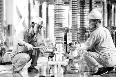 7月31日，江蘇省蘇州市南部電網(wǎng)500千伏統(tǒng)一潮流控制器（UPFC）示范工程閥廳內(nèi)，電力作業(yè)人員正在進(jìn)行換流閥安裝。當(dāng)日，500千伏“統(tǒng)一潮流控制器”示范工程加緊施工，該工程全面進(jìn)入電氣設(shè)備安裝調(diào)試高峰