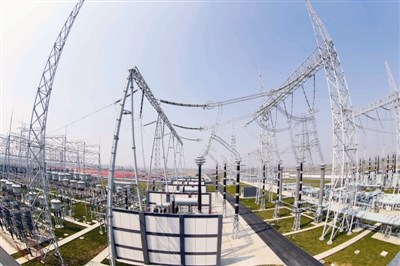 全國首座特高壓交直流合建變電站泰州站 湯德宏/攝特高壓淮上線揚(yáng)州段 濮良平/攝特高壓濰坊變電站 徐可/攝特高壓錦蘇線 付旭峰/攝特高壓酒湖線 張力/攝特高壓同里換流站 謝鵬/攝7月22日，國家電網(wǎng)公司在2017年年中工作會議上透露，今年上半年，北京西-石家莊特高壓交流工程獲得核準(zhǔn)；“三交六直”特高壓工程加快推進(jìn)，錫盟-勝利、酒泉-湖南、晉北-南京工程投運(yùn)，新增輸電能力2400萬千瓦……從2009年1月世界首條特高壓工程——晉東南-