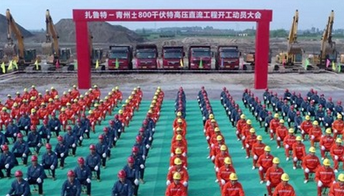 8月1日，記者從國網(wǎng)青州供電公司了解到，青州市緊抓“外電入魯”大電網(wǎng)對接機遇，加快項目建設(shè)步伐，全力服務(wù)青州經(jīng)濟社會發(fā)展大局。 青州電網(wǎng)是全省“西電東送”樞紐，同時也是國家特高壓電網(wǎng)的重要承接地