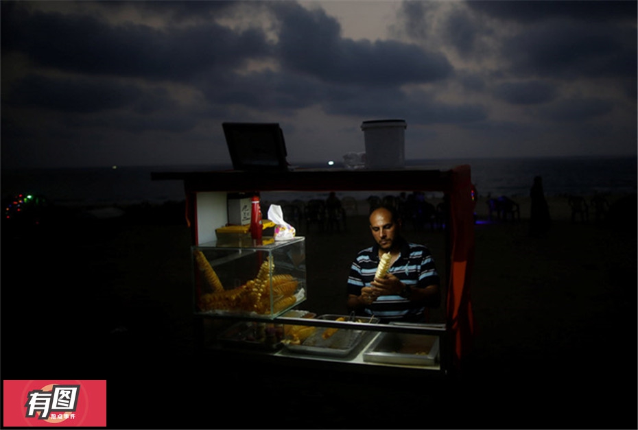 為了配合巴勒斯坦總統(tǒng)阿巴斯向控制加沙地帶的巴勒斯坦伊斯蘭抵抗運(yùn)動(dòng)（哈馬斯）施壓，以色列決定對(duì)加沙地帶的供電減少40%左右，這使加沙地帶的供電時(shí)間由每天6小時(shí)縮短為2至4小時(shí)，使得200萬(wàn)名巴勒斯坦人每天只有4個(gè)多小時(shí)可用電。當(dāng)中東夏季氣溫飆升到35攝氏度以上時(shí)，加上空調(diào)等制冷設(shè)備每天不到四小時(shí)的運(yùn)行時(shí)間，加沙地區(qū)的老人和病患都在拼命設(shè)法應(yīng)付高溫