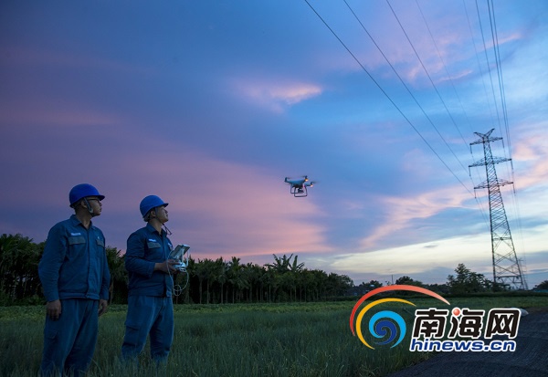 2017年8月1日，南方電網(wǎng)海南海口供電局機(jī)巡隊(duì)的工作人員在操作無(wú)人機(jī)巡檢?？诔菂^(qū)的電網(wǎng)線(xiàn)路。南方電網(wǎng)海南公司自去年開(kāi)始使用使用無(wú)人機(jī)巡檢輸電線(xiàn)路以來(lái)，該項(xiàng)巡檢工作已趨向常態(tài)化