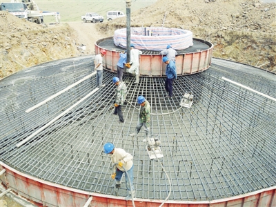 7月22日，內(nèi)蒙古察右前旗航天日澤新能源開發(fā)公司5萬千瓦風(fēng)電供熱項(xiàng)目首臺(tái)風(fēng)機(jī)基礎(chǔ)混凝土澆筑完成，標(biāo)志著該項(xiàng)目建設(shè)進(jìn)入了新階段。項(xiàng)目位于內(nèi)蒙古烏蘭察布市察右前旗境內(nèi)，總裝機(jī)容量 50兆瓦，中國能建西北電建承擔(dān)25臺(tái)風(fēng)電機(jī)組基礎(chǔ)澆筑和設(shè)備安裝等項(xiàng)目