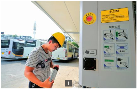 目前，全市已建好3個(gè)公交車充電場(chǎng)站，分別在西山、馬市鋪和師大路公交車換乘站，可以供50輛公交車同時(shí)充電。圖為西山公交車充電場(chǎng)站