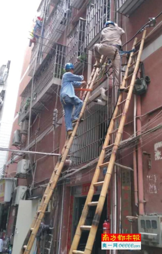 近日，深圳電網(wǎng)負(fù)荷數(shù)次刷新歷史新高，炎熱高溫天氣下，由于用電負(fù)荷劇增，部分供電設(shè)備不堪重負(fù)，引發(fā)故障，導(dǎo)致包括寶安松崗在內(nèi)的多個(gè)片區(qū)出現(xiàn)暫時(shí)停電情況，受影響的區(qū)域基本都為城中村或者供電設(shè)備殘舊的老舊小區(qū)。停電給相關(guān)區(qū)域的居民生活帶來(lái)了很大的影響，更凸顯了加快電網(wǎng)擴(kuò)容改造的重要性和迫切性