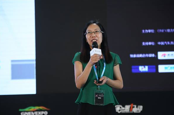  8月3日，2017未來汽車開發(fā)者大會在上海浦東新國際博覽中心盛大舉行，浙江遨優(yōu)動力系統(tǒng)有限公司副總經(jīng)理艾群在會上為大家詳解了動力電池的現(xiàn)狀的發(fā)展前景。她認為，按照國內(nèi)現(xiàn)在的發(fā)展速度，2020年動力電池系統(tǒng)能量密度需要達到300Wh/kg，系統(tǒng)成本要低于1.3元/Wh;2025年達到400Wh/kg，系統(tǒng)成本小于1元/Wh;2030年達到500wh/kg，系統(tǒng)成本小于0.8元/Wh