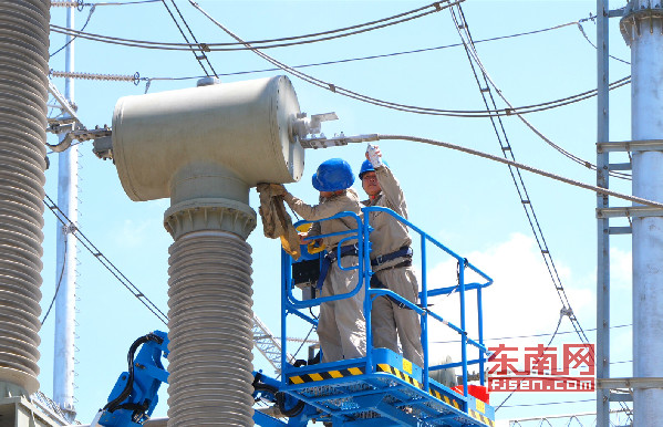 “原本需要15天的工作量，現(xiàn)在3天就可以完成。”8月1日，國網(wǎng)三明供電公司40多名電力員工連續(xù)奮戰(zhàn)，成功完成三明市220千伏龍津變電站半站檢修工作送電