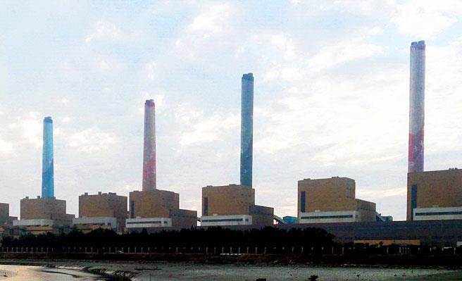 據(jù)臺(tái)灣媒體報(bào)道，5日臺(tái)中火力發(fā)電廠7號(hào)機(jī)才爆跳機(jī)，6日晚1號(hào)機(jī)爆出更嚴(yán)重的鍋爐破管，臺(tái)電估計(jì)要三天后才能修復(fù)，周一上班備轉(zhuǎn)容量率將跌到2%，創(chuàng)今年最低紀(jì)錄，瀕臨限電邊緣，臺(tái)電預(yù)計(jì)明天在總公司召開(kāi)緊急會(huì)議因應(yīng)。臺(tái)中火力電廠1號(hào)機(jī)爆出更嚴(yán)重的鍋爐破管，臺(tái)電估計(jì)要三天后才能修復(fù)，周一上班備轉(zhuǎn)容量率將跌破2%，瀕臨限電邊緣