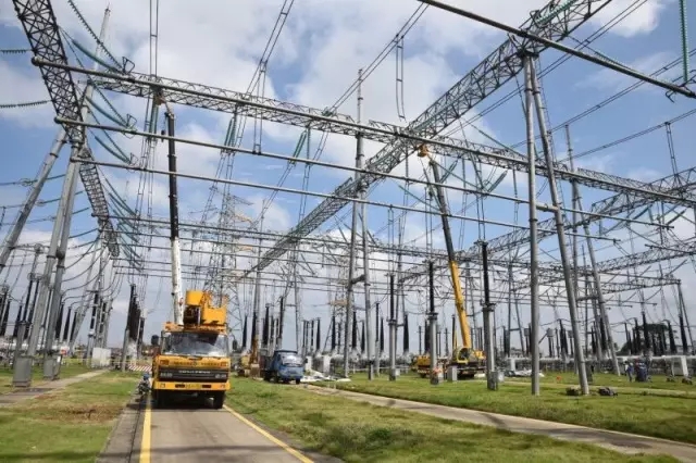 關(guān)于停電近來(lái)的天氣很熱，尤其是那些家里停電的同學(xué)。其實(shí)，咱們的心情是差不多的，因?yàn)槟慵依锿ｋ娏藳](méi)電用，供電蜀黍就要出去搶修