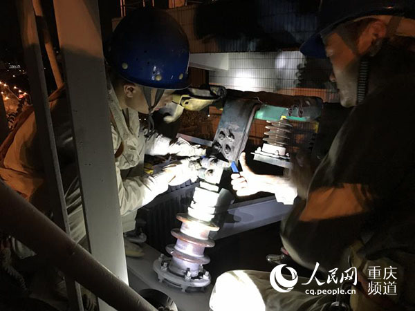 持續(xù)高溫天氣，導(dǎo)致用電負(fù)荷飆升。重慶110千伏蘇家灣變電站在重載運(yùn)行超15天后，供電范圍內(nèi)的南岸銅元局、融僑片區(qū)、南坪商圈部分區(qū)域用電日趨吃緊