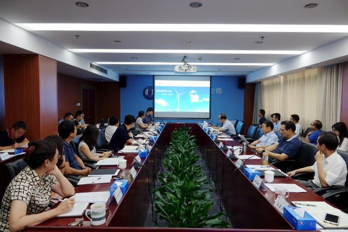 8月1日，三峽新能源召開關(guān)于低風(fēng)速分散式風(fēng)電開發(fā)研討會(huì)。三峽新能源董事長(zhǎng)樊建軍、總經(jīng)理李斌出席會(huì)議，公司高管、各部門及各單位有關(guān)負(fù)責(zé)人參加會(huì)議