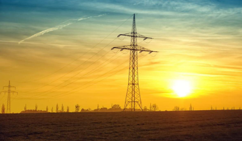 尼泊爾擬建跨境輸電線路連接中國電網(wǎng)尼泊爾與中國已經(jīng)啟動了跨境輸電線路聯(lián)合開發(fā)的進程，為兩鄰之間的電力貿(mào)易鋪平了道路。尼泊爾能源部高級官員說，尼泊爾已經(jīng)向中國政府提交了一份關(guān)于兩國輸電線路聯(lián)合開發(fā)的諒解備忘錄草案