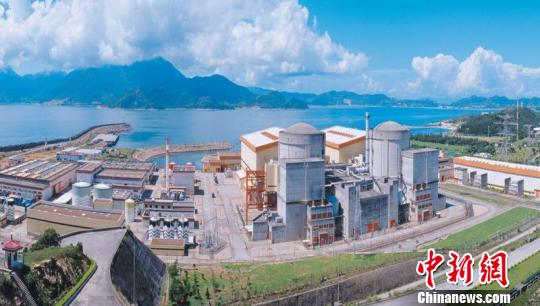 今天的大亞灣核電站（資料圖）中廣核供圖當(dāng)年大亞灣首臺(tái)機(jī)組施工現(xiàn)場(chǎng)(資料圖)中廣核供圖記者從中國廣核集團(tuán)(簡稱：中廣核)7日召開的新聞發(fā)布會(huì)上獲悉，位于深圳大亞灣核電基地的嶺澳核電站1號(hào)機(jī)組自2005年3月26日以來，連續(xù)12年以上無非計(jì)劃停機(jī)停堆，截至2017年8月7日，已連續(xù)安全運(yùn)行達(dá)4146天，居國際同類型機(jī)組世界第一。大亞灣核電基地?fù)碛写髞啚澈穗娬?、嶺澳核電站一期、嶺澳核電站二期共六臺(tái)百萬千瓦級(jí)核電機(jī)組，是目前全球最大的輕水壓水堆核電基地