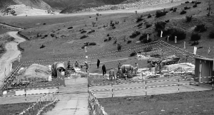 進(jìn)入8月，500千伏藏中聯(lián)網(wǎng)工程迎來組塔安裝高峰期，保護(hù)施工地周邊生態(tài)環(huán)境也在同步實(shí)施。預(yù)計(jì)到2018年9月，工程竣工投運(yùn)后，那些曾因施工修建的臨時(shí)便道，將不留任何“疤痕”，恢復(fù)原有的地勢(shì)風(fēng)貌