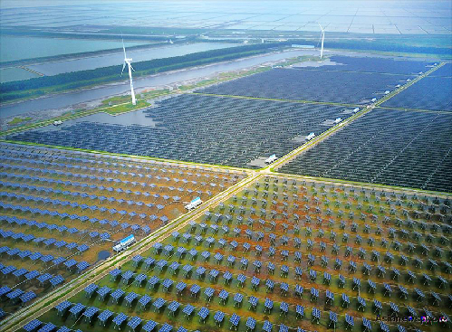 “風(fēng)光漁”互補(bǔ)產(chǎn)業(yè)基地是江蘇省東臺(tái)沿海灘涂綜合開發(fā)先導(dǎo)區(qū)的重要組成部分，形成上有風(fēng)力發(fā)電、中有光伏利用、下有水面養(yǎng)殖的“風(fēng)光漁”立體開發(fā)模式，實(shí)現(xiàn)了灘涂資源高效利用效益最大化，建成全球單體規(guī)模最大的灘涂風(fēng)光電產(chǎn)業(yè)基地。中國日?qǐng)?bào)圖片網(wǎng)供圖

  
  原標(biāo)題:江蘇建成全球單體規(guī)模最大的灘涂風(fēng)光電產(chǎn)業(yè)基地
  