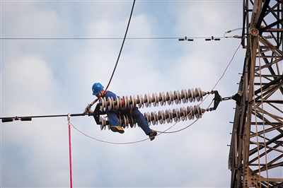 近期，隨著成都出現(xiàn)持續(xù)高溫天氣，以及極端雷暴雨天氣頻發(fā)等，造成多條線路故障停運(yùn)。為全力保障居民用電，國網(wǎng)成都供電公司采取了特殊運(yùn)維模式，確保設(shè)備最大限度安全出力，并先后出動(dòng)4231人次，通過不間斷地對(duì)4300公里輸電線路開展特巡、對(duì)303座變電站開展紅外測溫、對(duì)33座變電站及68臺(tái)主變實(shí)施帶電水沖洗等各種方式，全力保障設(shè)備安全穩(wěn)定運(yùn)行