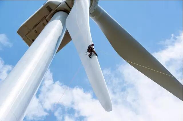 風電機組的參數(shù)正在飆升至創(chuàng)紀錄的水平。2016年安裝的風電機組平均風輪直徑達到354英尺，比1998-1999年增加了127%，比5年前平均水平增加了13%