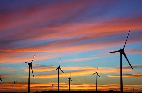 目前，可再生能源開發(fā)的就業(yè)效應已經(jīng)顯現(xiàn)。IRENA發(fā)布的最新報告顯示，2016 年，全球可再生能源從業(yè)人數(shù)達到980萬，風能和太陽能則是創(chuàng)造就業(yè)崗位較多的兩大技術分支