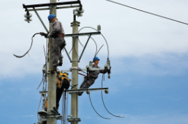 “報(bào)告，所有地線拆除完畢，桿上無(wú)作業(yè)人員，申請(qǐng)送電。”“可以送電！”7月5日，隨著遼寧省鞍山市臺(tái)安縣10千伏新方線新開市場(chǎng)分支12號(hào)桿村村通動(dòng)力電變壓器臺(tái)區(qū)工程順利送電，標(biāo)志著遼寧鞍山供電公司配電工廠化裝配首次應(yīng)用獲得成功