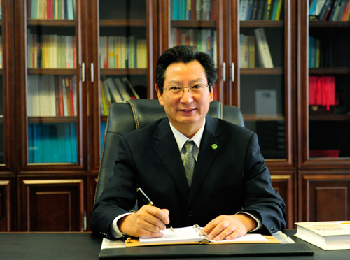 多年來(lái)，燃?xì)廨啓C(jī)因其應(yīng)用領(lǐng)域廣泛，且功率密度大、效率高、啟動(dòng)快，燃料適應(yīng)性強(qiáng)、污染排放水平低等諸多優(yōu)勢(shì)，在提供能源和節(jié)能減排等諸多方面發(fā)揮著極其重要作用，已成為國(guó)家軍用動(dòng)力和民用能源動(dòng)力的主力軍。中國(guó)航發(fā)集團(tuán)沈陽(yáng)發(fā)動(dòng)機(jī)研究所副所長(zhǎng)李孝堂，在熱能與動(dòng)力工程領(lǐng)域，作為燃?xì)廨啓C(jī)系列型號(hào)總師,他是研發(fā)領(lǐng)軍人，用20多年時(shí)間開拓了一片屬于燃?xì)廨啓C(jī)的天地，李孝堂和他的團(tuán)隊(duì)是這片天地的主人，也是艱難的拓荒者，因?yàn)楹綑C(jī)改燃機(jī)這個(gè)事業(yè)，是和理想生長(zhǎng)在一處的使命與責(zé)任，為國(guó)家發(fā)展貢獻(xiàn)動(dòng)力，向世界先進(jìn)燃機(jī)水平挑戰(zhàn)，源源不斷地交