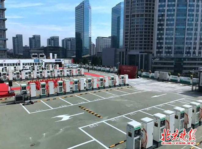 2017年8月8日訊，緊鄰長(zhǎng)安街，可為101輛小汽車同時(shí)充電的CBD“空中充電站”今天正式投用。記者從市城市管理委員會(huì)了解到，到2020年，東西城老城區(qū)、北京城市副中心、新機(jī)場(chǎng)、冬奧區(qū)域等城市核心區(qū)，900米就可以找到一處充電設(shè)施