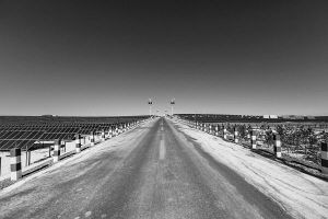 什么是再電氣化？在能源低碳轉(zhuǎn)型的大趨勢(shì)下，再電氣化就是升級(jí)版的電氣化，是電氣化應(yīng)用數(shù)量和質(zhì)量上的飛躍，是清潔電能更廣泛、更深入地被人們利用。在能源轉(zhuǎn)型的過(guò)程中，電網(wǎng)是中心環(huán)節(jié)，90%以上的清潔能源必須轉(zhuǎn)化為電力才能得以應(yīng)用，利用新能源發(fā)電并深度替代化石能源是實(shí)現(xiàn)能源轉(zhuǎn)型的根本途徑