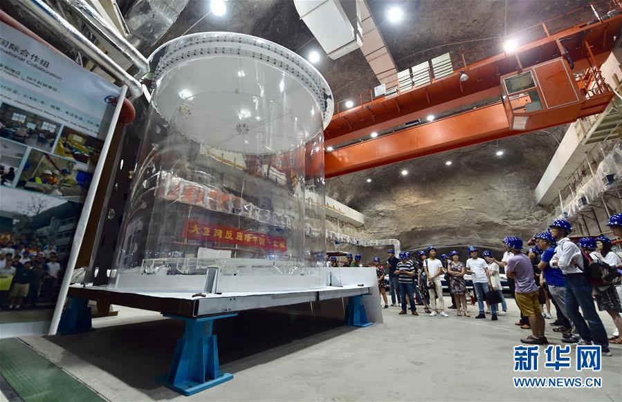 這是8月7日拍攝的中微子探測器模型。8月7日，位于廣東深圳大亞灣核電基地的大亞灣中微子實驗站舉行媒體開放活動