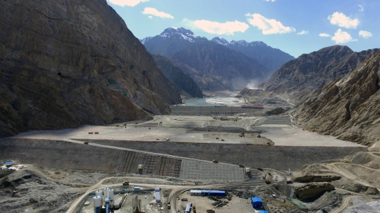 發(fā)源于喀喇昆侖山的葉爾羌河是塔里木河的主要水源，這條大河灌溉區(qū)域面積達(dá)660萬(wàn)畝，滋養(yǎng)了塔克拉瑪干沙漠西緣的240萬(wàn)各族群眾，是新疆最大的灌區(qū)。但是每年汛期，葉爾羌河洪災(zāi)頻發(fā)程度及洪災(zāi)損失程度也居新疆各河流之首，千百年來(lái)一直對(duì)沿岸各族群眾的生產(chǎn)生活構(gòu)成嚴(yán)重威脅，致使汛期時(shí)流域內(nèi)90%以上的勞動(dòng)力都要投入防洪，嚴(yán)重影響流域內(nèi)群眾的正常生產(chǎn)生活