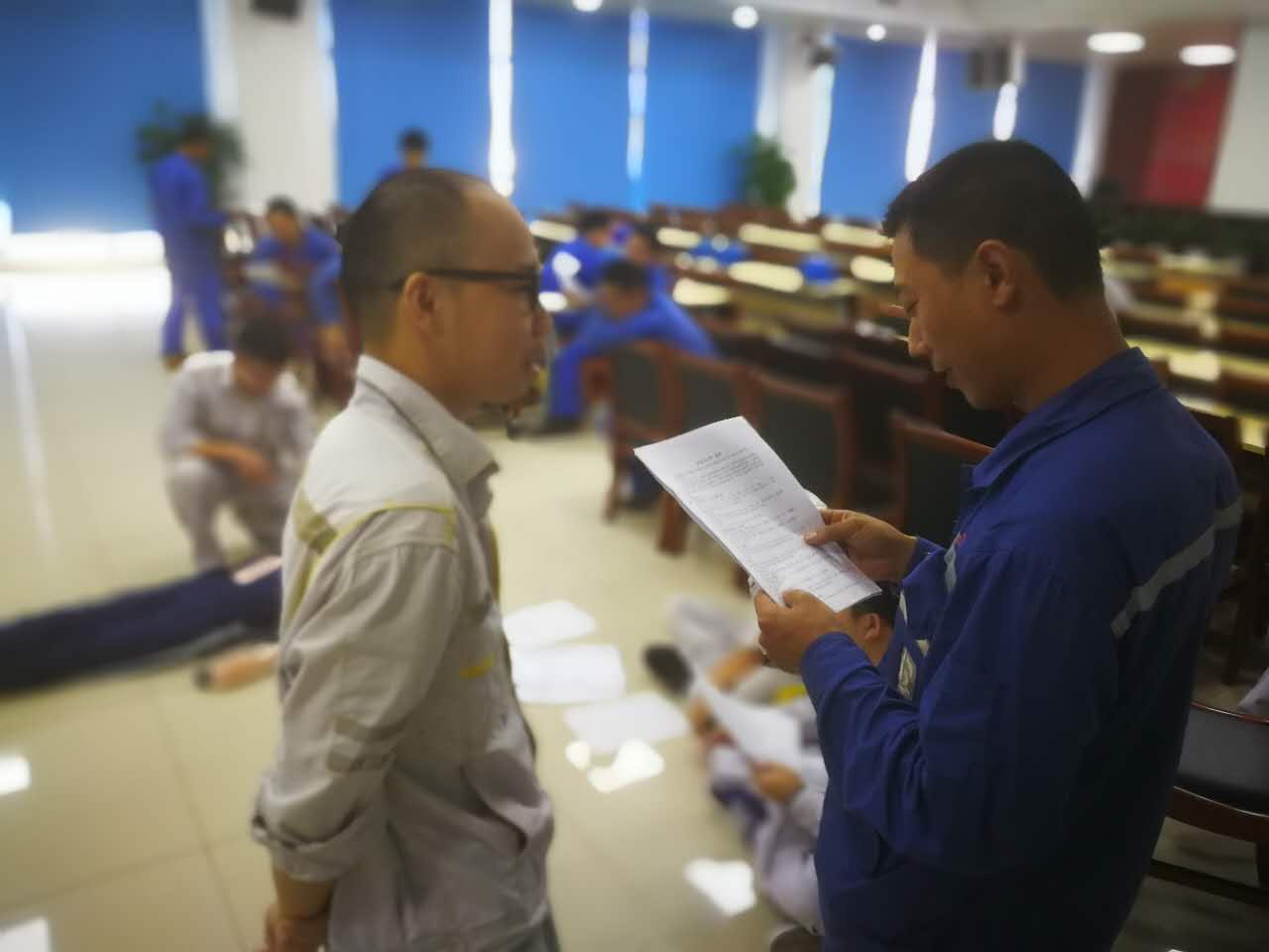 為繼續(xù)深化安全生產(chǎn)月主題活動(dòng)，提高員工處理事故的應(yīng)急能力，近日，欽州項(xiàng)目部與國(guó)投欽州電廠設(shè)備維修部在生產(chǎn)樓舉行了一場(chǎng)"爭(zhēng)做應(yīng)急救助能手"競(jìng)賽。本次比賽分理論知識(shí)問(wèn)答與實(shí)際操作演練兩個(gè)環(huán)節(jié)