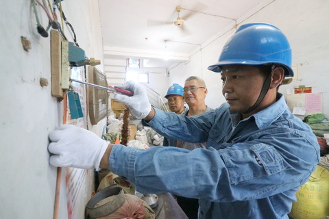 濟(jì)源供電公司針對(duì)近期天氣多變，用戶用電線路可能存在老化接地、受潮等安全隱患，組織人員有針對(duì)性地深入到轄區(qū)內(nèi)居民小區(qū)、商店等場(chǎng)所，對(duì)配電設(shè)施、居民用電線路進(jìn)行全面排查，消除安全隱患，助力用戶安全可靠用電。8月8日，該公司克井供電所對(duì)轄區(qū)內(nèi)的商戶進(jìn)行集中排查，幫助用戶消除缺陷