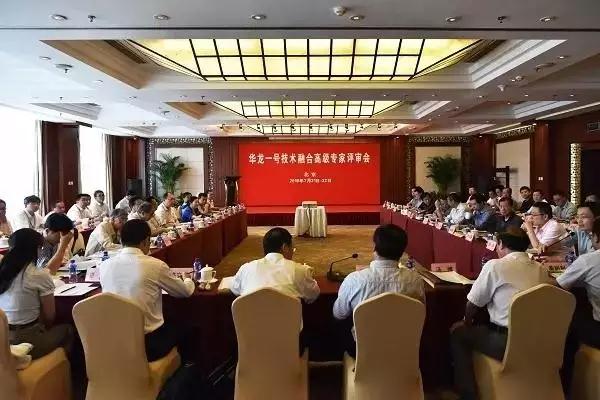 近年來，作為中國自主研發(fā)的第三代核電技術(shù)，華龍一號一直備受關(guān)注，其中包括該技術(shù)的融合進展。昨日，中國廣核集團(下稱“中廣核”)新聞發(fā)言人黃曉飛在接受記者提問時說：“據(jù)我了解，近期，雙方(中核集團和中廣核就華龍一號的)融合方案，通過華龍國際核電技術(shù)公司(下稱“華龍公司”)已經(jīng)報到主管部委，也得到主管部委的認可