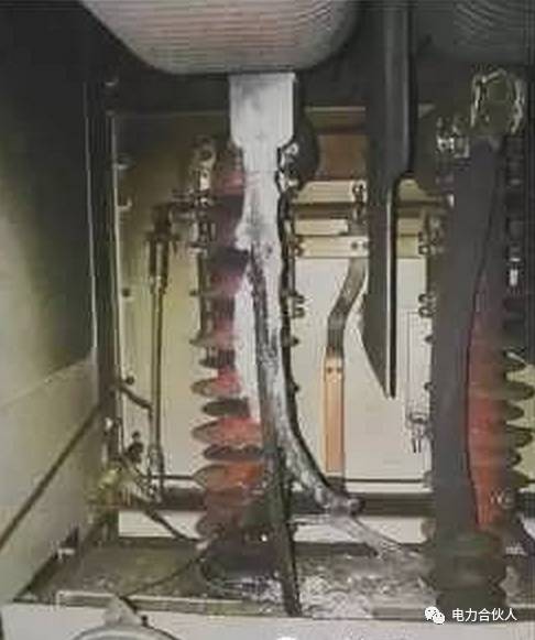 搞懂這4大發(fā)熱隱患，遠離高壓開關(guān)柜爆炸事件1、高壓開關(guān)柜出線室底板發(fā)熱導(dǎo)致電纜故障案例：某110kV變電站僅有1臺主變壓器。某日，報出“35kV母線接地”信號,檢查為A相故障；接著35kV出線PD線和PW線同時由過流I段保護動作跳閘
