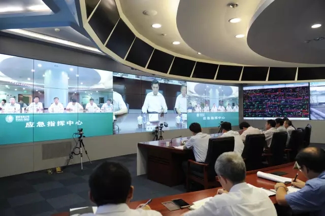 8月9日上午，國家電網(wǎng)公司召開抗震救災(zāi)緊急視頻會商會議，正在江蘇調(diào)研的公司董事長、黨組書記舒印彪要求認真落實習(xí)近平總書記重要指示和李克強總理批示，全力做好九寨溝7.0級地震搶險保電工作，供電員工要發(fā)揚拼搏奉獻精神，在抗震救災(zāi)工作中沖在前列，以最快速度恢復(fù)災(zāi)區(qū)供電。公司副總經(jīng)理、黨組成員欒軍、王敏分別在總部、江蘇電力應(yīng)急指揮中心出席會議