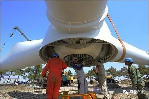 風(fēng)電運(yùn)維人員的工作性質(zhì)決定了其主要在野外露天環(huán)境下工作，直接暴露于雷電、沙塵、冰雪等極端氣象條件下的可能性較大，同時(shí)需要從事爬高、帶電維修等危險(xiǎn)性較高的作業(yè)，因此風(fēng)電運(yùn)維人員遭受意外傷害的概率比普通行業(yè)更高。運(yùn)維專業(yè)人員是風(fēng)電運(yùn)維企業(yè)重要的人力資源，控制好人員在運(yùn)維作業(yè)時(shí)的人身傷害風(fēng)險(xiǎn)對于風(fēng)電運(yùn)維企業(yè)來說非常重要