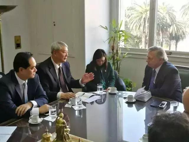 8月3日，中核集團(tuán)董事長(zhǎng)王壽君率團(tuán)訪問阿根廷，與馬克里總統(tǒng)進(jìn)行了會(huì)談，雙方就共同推動(dòng)落實(shí)阿根廷第四座和第五座核電站項(xiàng)目開展了深入交流。阿根廷能礦部長(zhǎng)阿朗古倫、中國國家原子能機(jī)構(gòu)秘書長(zhǎng)劉永德、中國駐阿根廷大使楊萬明、集團(tuán)公司總經(jīng)理助理李曉明等參加了會(huì)見