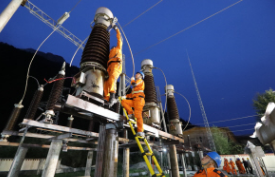 8月10日晚，綿陽供電公司應(yīng)急搶險(xiǎn)隊(duì)員在110千伏九寨溝變電站拆除受損電流互感器。8月10日22時(shí)30分，隨著調(diào)度人員一聲令下，開關(guān)合閘，110千伏九寨溝變電站恢復(fù)送電