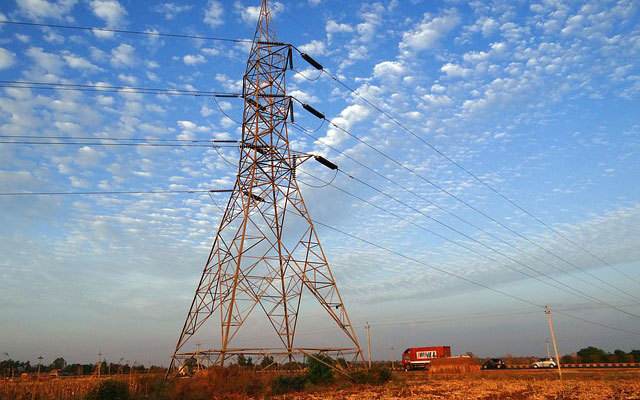 近日，江蘇省電力公司2017年年中工作會(huì)議于近日召開，信息顯示，今年上半年，江蘇電力累計(jì)實(shí)施電能替代項(xiàng)目3079個(gè)，完成替代電量82億千瓦時(shí)，較去年同期增長17%;轉(zhuǎn)化電能替代潛力項(xiàng)目2917個(gè)，形成儲(chǔ)備項(xiàng)目1500個(gè)，成功實(shí)施項(xiàng)目1186個(gè)。在推進(jìn)電能替代工作過程中，國網(wǎng)江蘇電力除了向港口岸電、電動(dòng)汽車以及工商業(yè)、學(xué)校、醫(yī)院等領(lǐng)域縱深發(fā)展外，還開拓新領(lǐng)域，擴(kuò)大電能替代覆蓋面