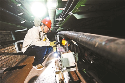 電力電纜隧道，是除城市地下排水管道、地鐵、人防工程、地下停車場(chǎng)等之外，鮮為人知的又一座“地下空間”。昨天上午，北京青年報(bào)記者從市城市管理委獲悉，為確保電網(wǎng)正常運(yùn)行，截至目前，已經(jīng)完成了一輪電力隧道內(nèi)部巡視和帶電檢測(cè)