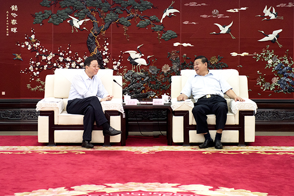  8月3日，華電集團公司黨組書記、董事長趙建國，黨組成員、總會計師邵國勇在集團總部會見了中國人壽保險（集團）公司總裁袁長清，雙方就進一步加強合作交換了意見。             趙建國歡迎袁長清一行的來訪，并簡要介紹了中國華電的基本情況