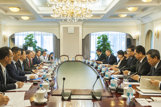 8月8日，大唐集團公司副總經理金耀華在總部會見美國科恩集團副董事長、前副國務卿馬克▪格羅斯曼一行，雙方就一帶一路沿線地區(qū)機遇挑戰(zhàn)、未來在水處理和工藝改進領域的合作機會進行了溝通交流。金耀華對馬克•格羅斯曼的到訪表示歡迎