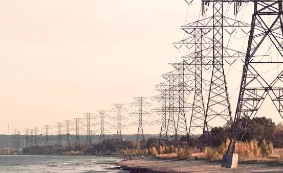 摘要  新一輪電力體制改革歷經(jīng)兩年多的推進(jìn)，成就令人矚目，已站在了新的歷史起點(diǎn)上。但前進(jìn)中的困難和問(wèn)題也開始顯現(xiàn)