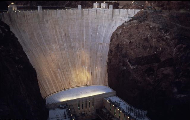 2017年8月3日，白鶴灘水電站工程進(jìn)入主體工程全面建設(shè)階段，是目前世界上在建裝機(jī)規(guī)模最大的水電站，其主要特性指標(biāo)以及綜合技術(shù)水平均居世界水電工程前茅，總體規(guī)模為1600萬千瓦，是僅次于三峽工程的世界第二大水電站。是世界第一個(gè)單機(jī)容量機(jī)組突破100萬千瓦的水電站，更重要的是，這也是中國首次100%采用國產(chǎn)水輪發(fā)電機(jī)組的大型水電站，標(biāo)志著中國水電站建設(shè)邁入新的臺(tái)階，中國水電能源利用也邁向新高峰